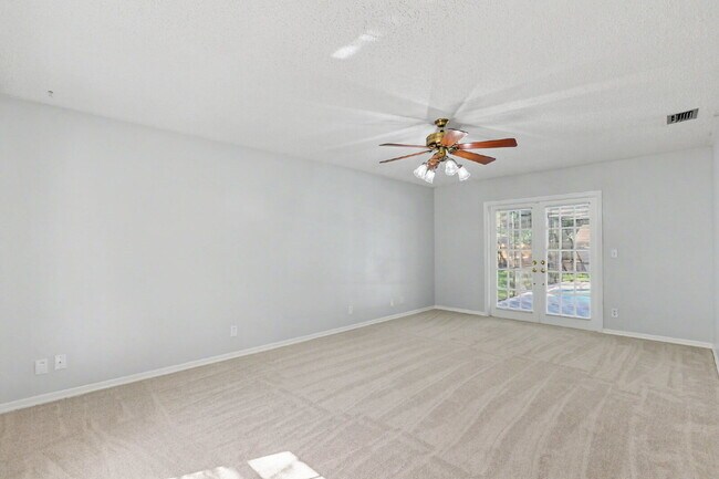 Building Photo - Recently Renovated 4-Bedroom + Den Pool Home in Temple Terrace