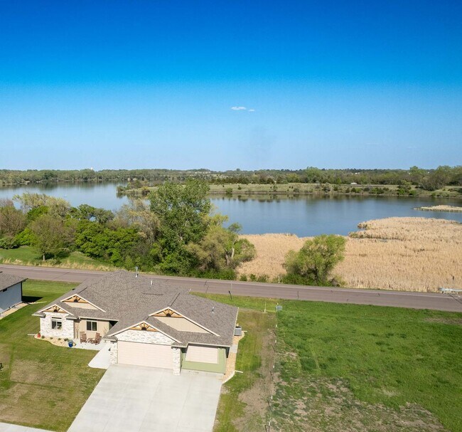 Building Photo - 5700 Island Ct