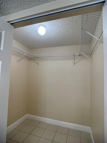 Building Photo - 9245 Flynn Cir