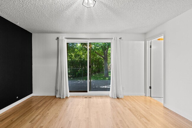 Building Photo - Home Sweet Home in Exclusive Warm Springs Mesa