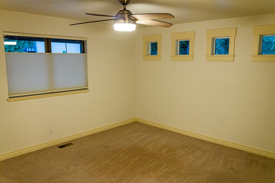 Master bedroom - 5420 W Hill Rd
