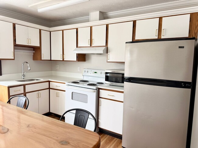 Building Photo - Well maintained inside and out