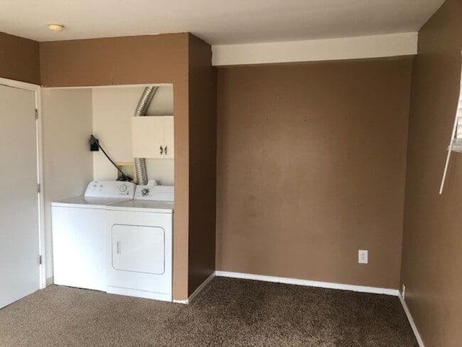 Building Photo - VINTAGE BUNGALOW NEAR CORBIN PARK AVAILABLE NOW!!