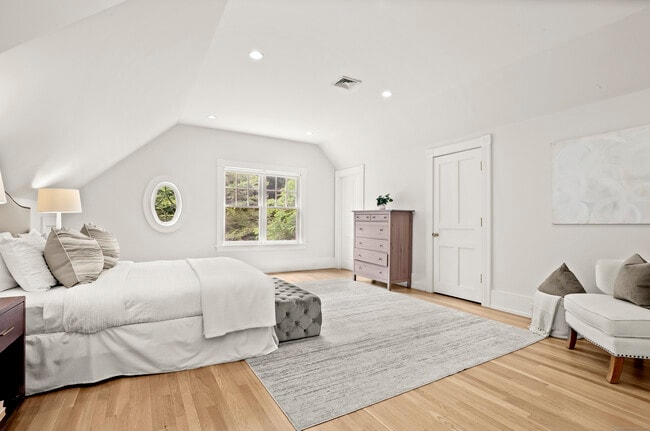 Building Photo - 7 Mayflower Ln