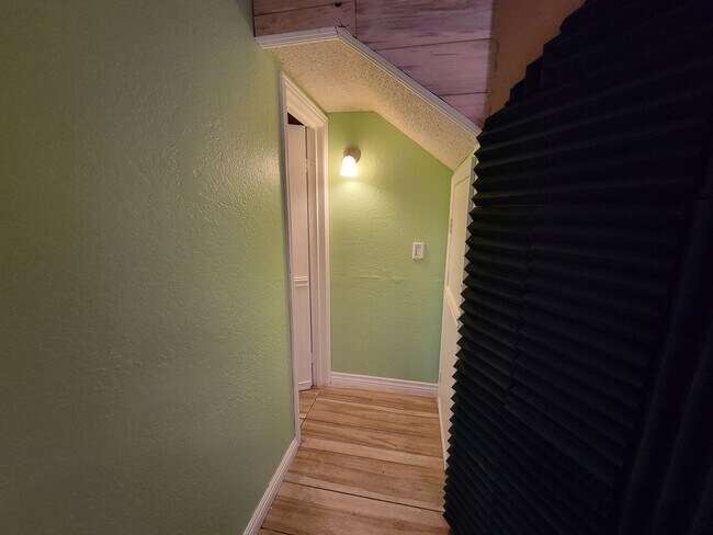 Building Photo - 230 Shadybrook Ln