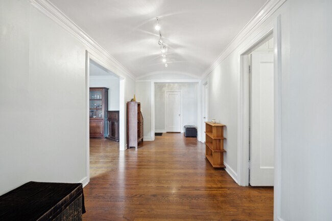 Building Photo - 415 W Aldine Ave