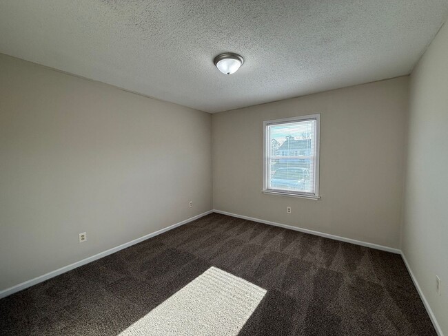 Building Photo - Nice 2 bedroom duplex