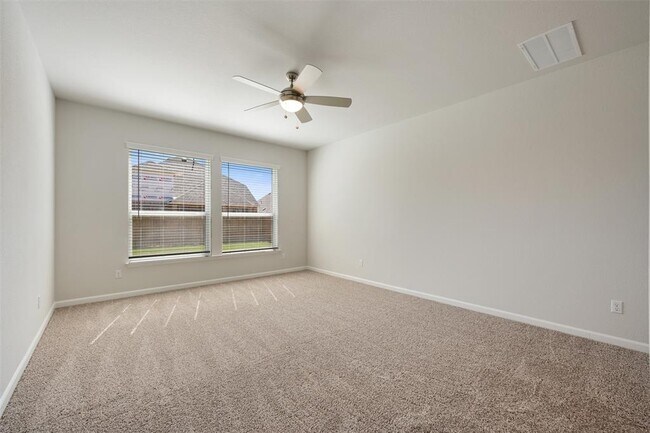 Building Photo - 102 Hedge Grn Holw