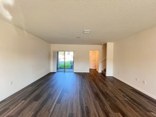 Building Photo - Perfect townhouse -  available now!