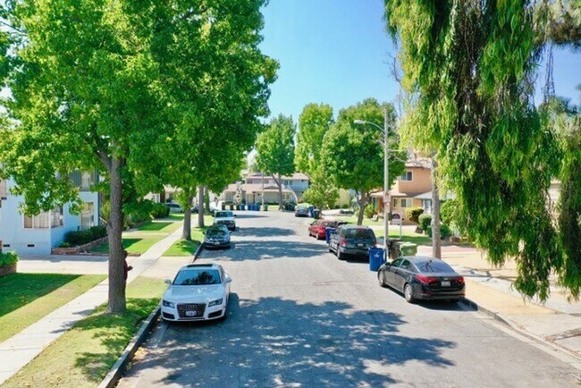 Building Photo - 639 Howland Dr