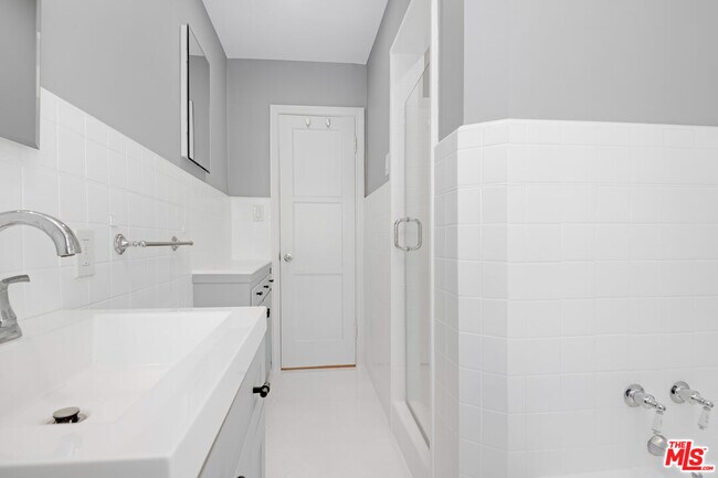 Building Photo - 405-404 Shirley Pl