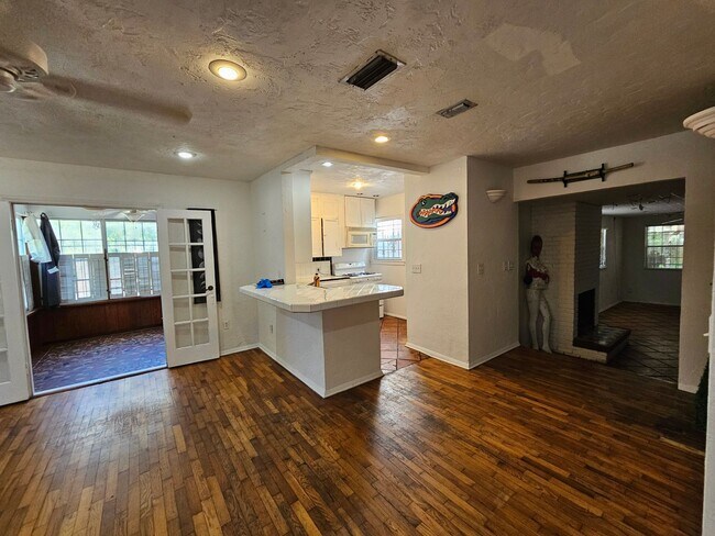 Building Photo - 1822 NW 6th Ave