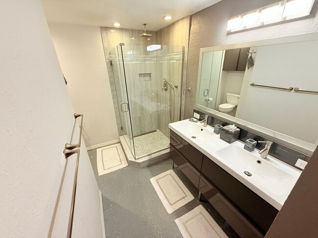 Building Photo - Huge Loft-Style 1 bed 1.5 Bath for Rent in...