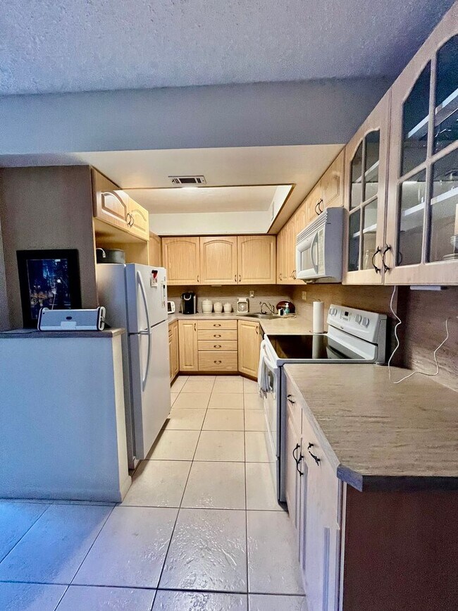 Building Photo - Seasonal Rental in Stuart