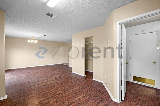 Building Photo - 1836 Vineridge Ln