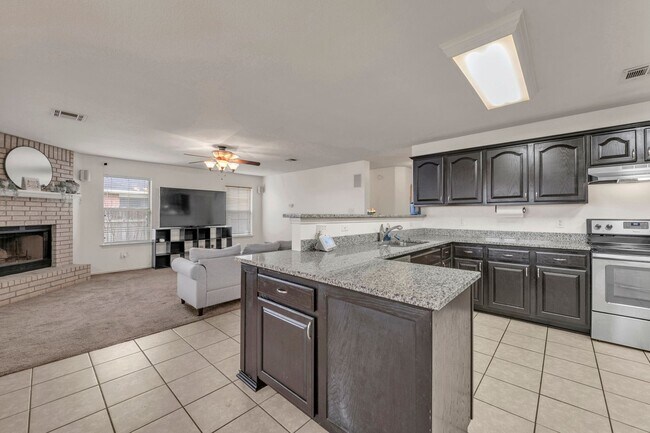 Building Photo - Spacious home on Montrose