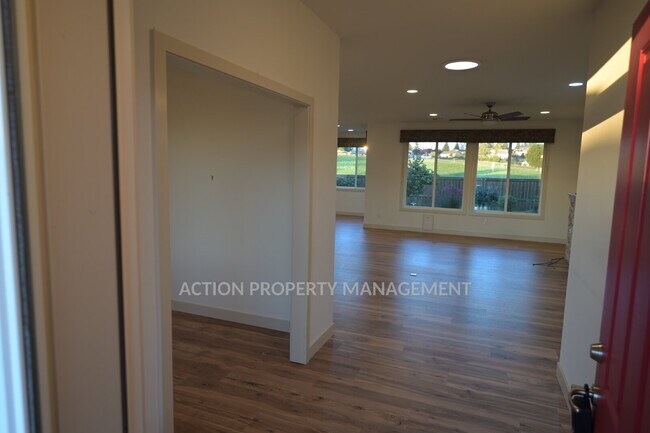 Building Photo - Beautiful custom-built 3 bed, 1 office, 2 bath, 2 car garage in Sequim