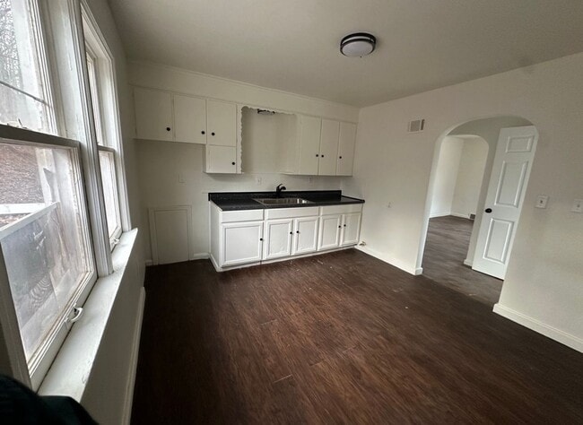 Building Photo - 2b/1b with Great Upgrades in a very convenient location!!!