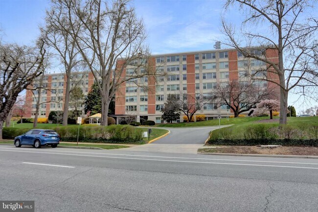 Building Photo - 4401 Roland Ave