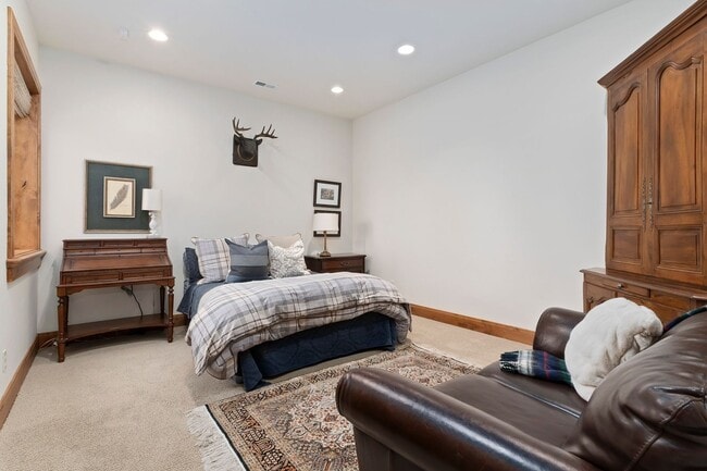 Building Photo - Beautiful 4 bedroom 3.5 bath alongside the Wasatch Mountains!