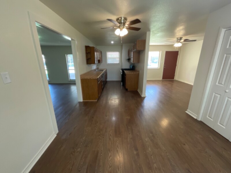 Building Photo - 1007 W Louisa Ave