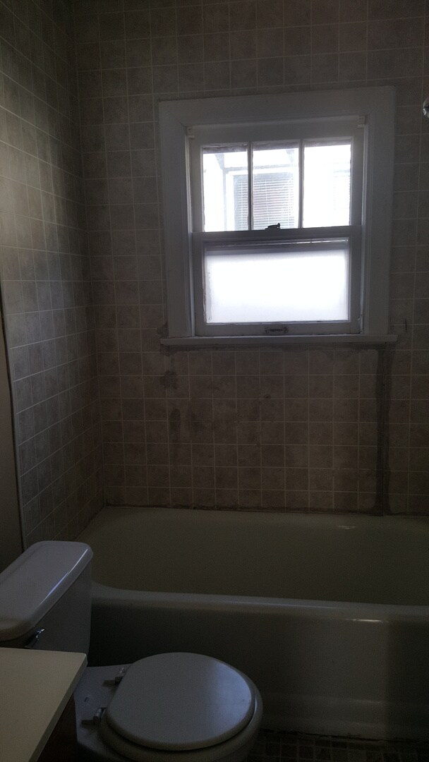 Building Photo - Large 2 bed 2  Bath