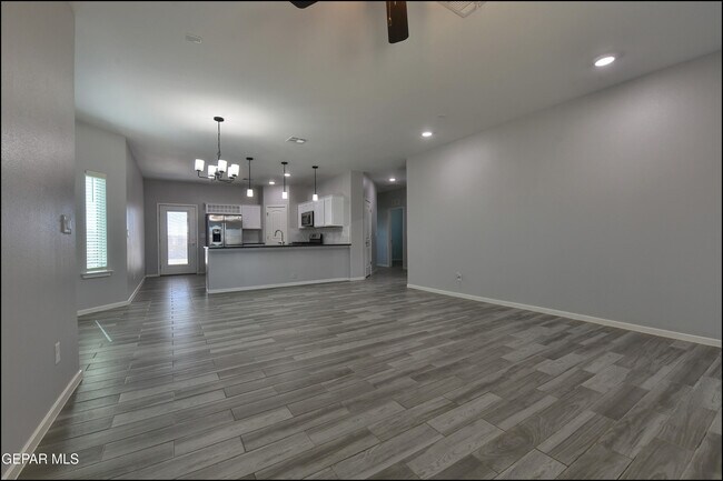 Building Photo - 552 Logwood Ave