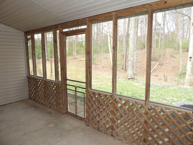 Building Photo - 244 Meadowview Dr