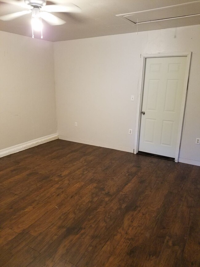 Building Photo - Remodeled 3 bedroom 1 bathroom house in Ed...