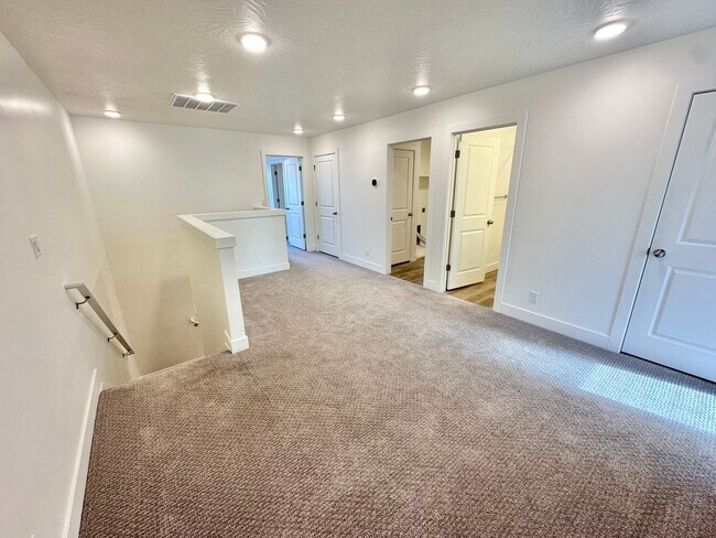 Building Photo - Desert Color Townhome!