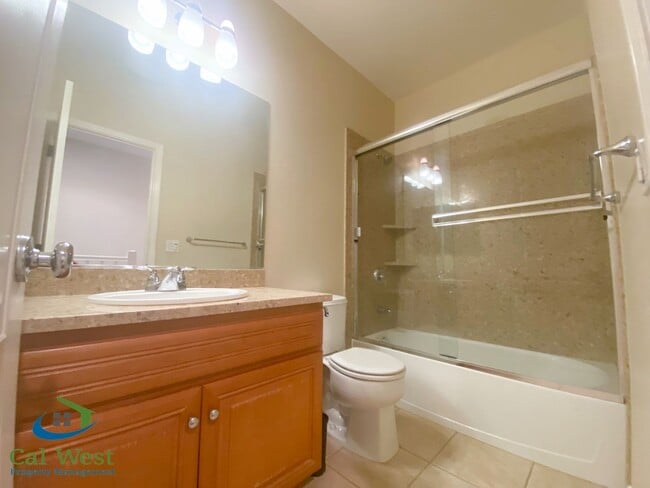 Building Photo - $3795 - 3 Bed/2.5 Bath Tri-level Townhome ...