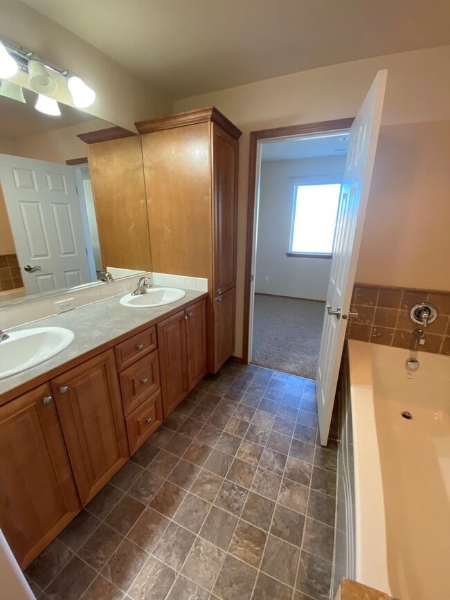 Building Photo - Centrally Located Townhouse w/ Single Car Garage!