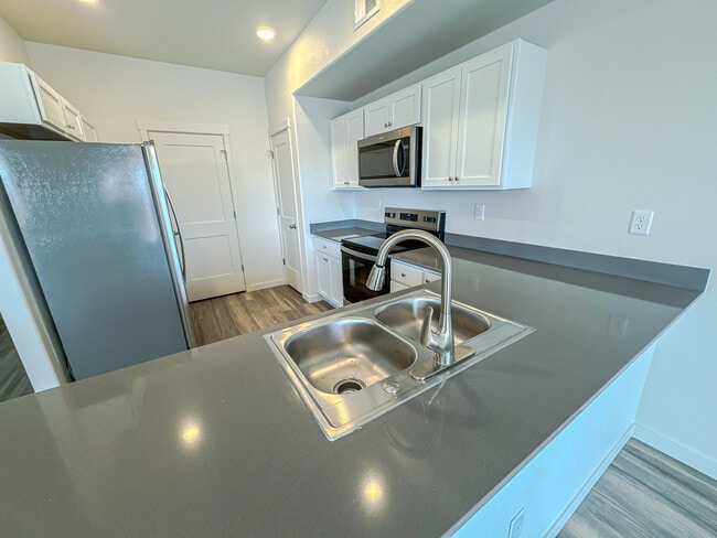 Building Photo - 1633 Elsie Jean Trl