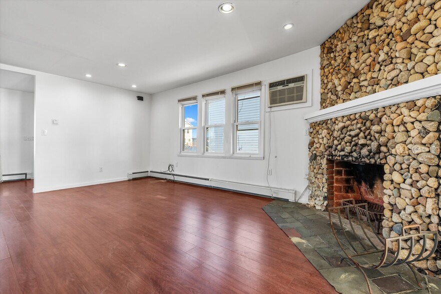 Building Photo - 2 Pirates Cv