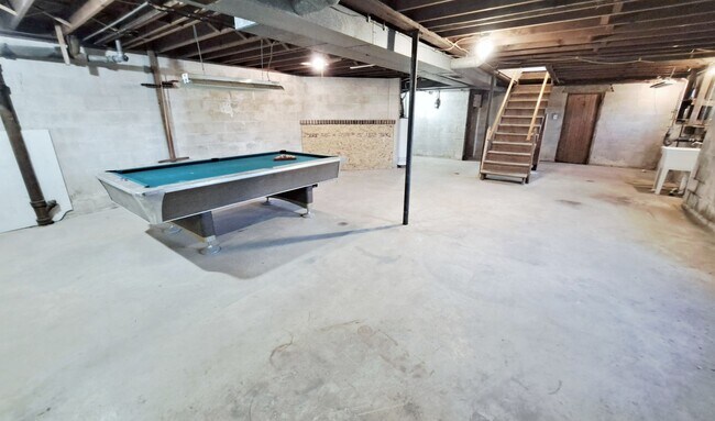 Building Photo - 3 Bed / 1-1/2 Bath Single Family Home w/ 2-Car Garage