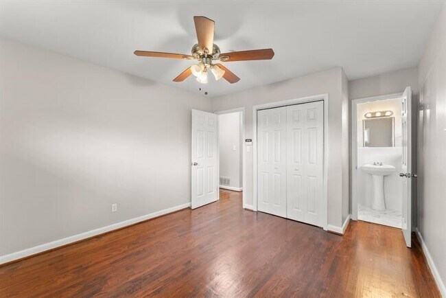 Building Photo - 2352 Elmwood Cir SE