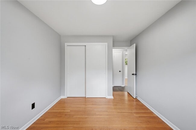 Building Photo - 333 E Ridgewood Dr