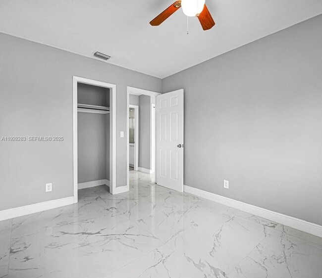 Building Photo - 4960 SW 28th Terrace