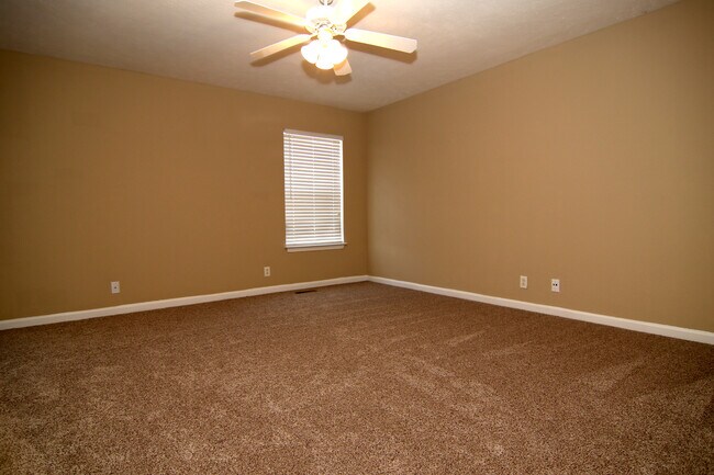 Building Photo - 323 Shoshone Pl