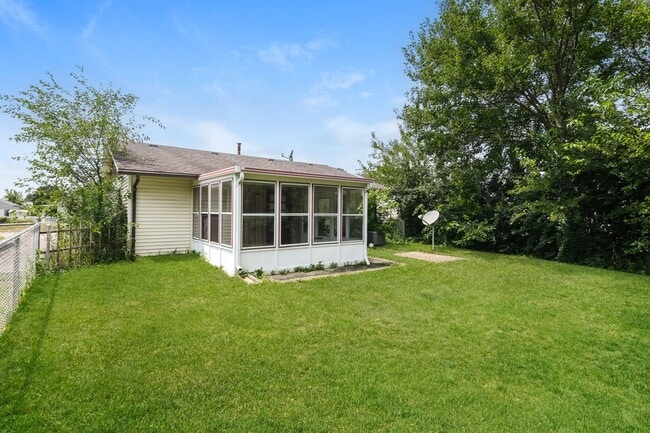 Building Photo - 3 Bed 1 Bath Single Family Home in Springfield!