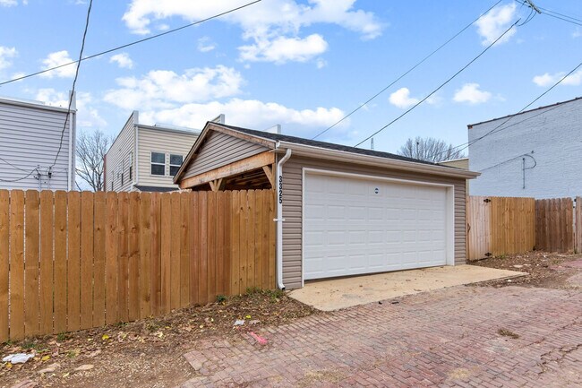 Building Photo - 3325 Vista Ave