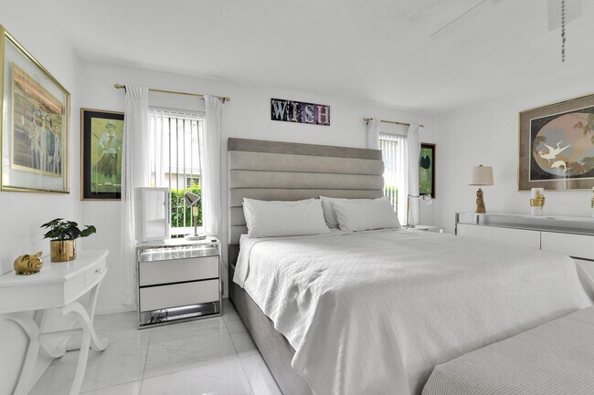 Building Photo - 450 French Royale Cir