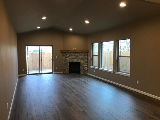Building Photo - Single Level Home 3 Bedroom / 2 Bathroom in NW Redmond Oregon