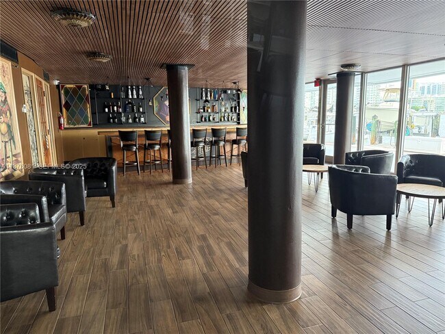 Building Photo - 900 Bay Dr