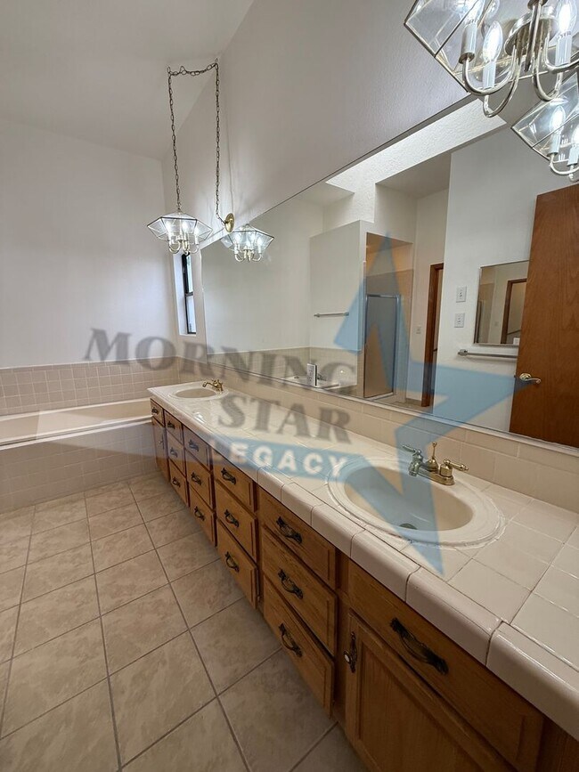 Building Photo - Move-in Special! Charming Home with Mountain Views!