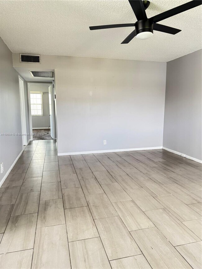 Building Photo - 165 Fanshaw Way