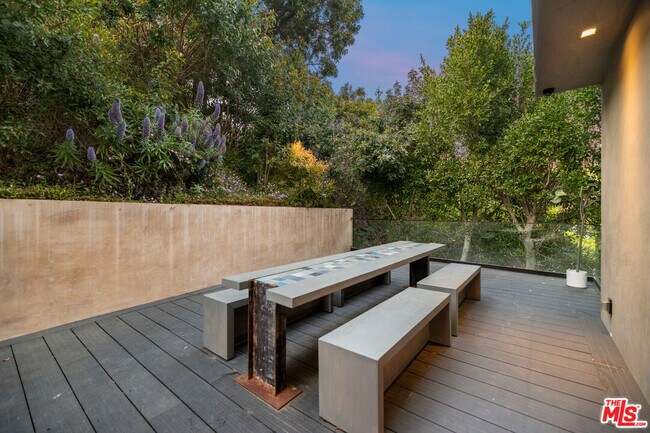 Building Photo - 9255 Swallow Dr