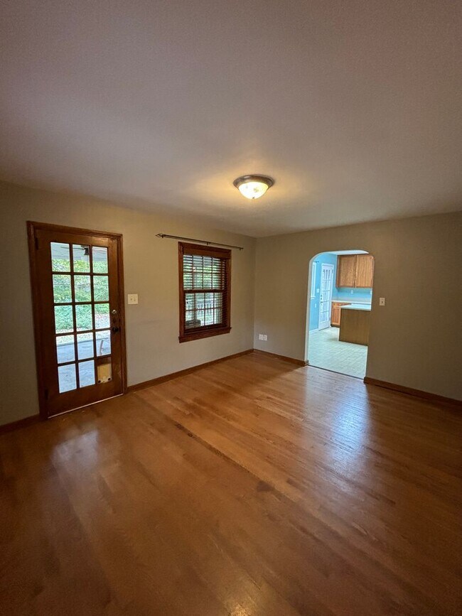 Building Photo - 619 White Oak Dr
