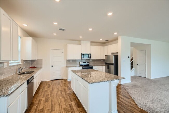 Building Photo - 4 bedrooms, loft, office, open floor plan ...