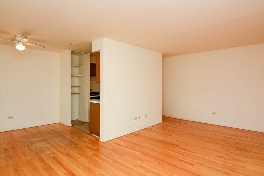 Building Photo - 515 W Briar Pl